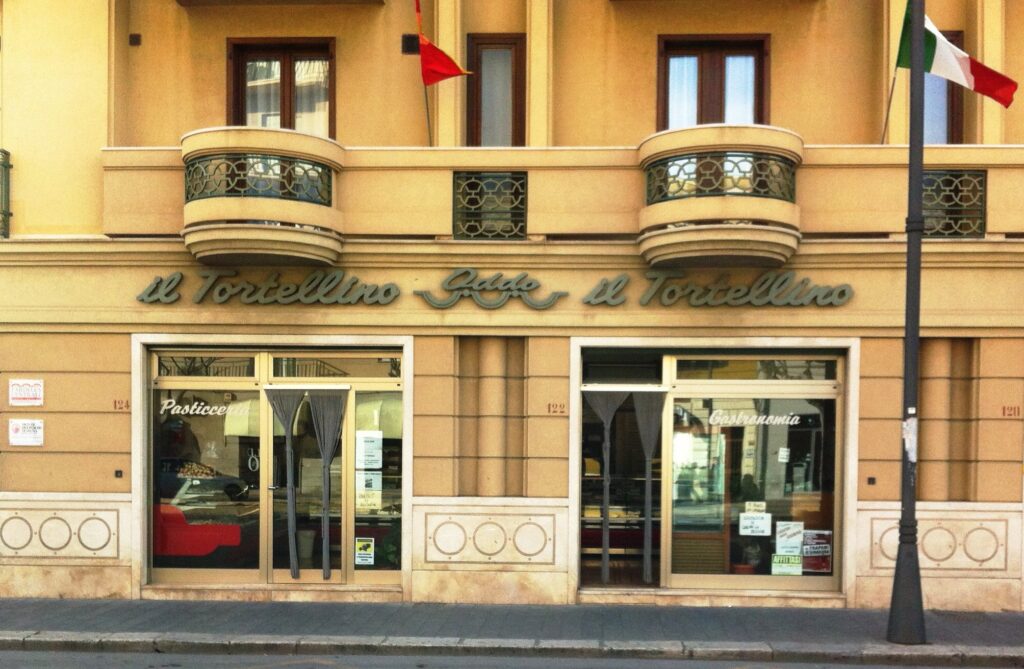 Esterno de Il Tortellino a Trapani, con insegne Pasticceria e Gastronomia