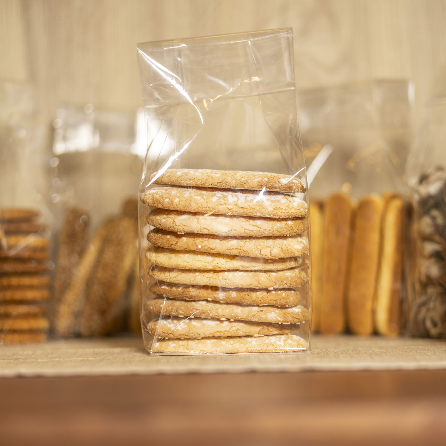Savoiardi con sfondo altri biscotti tipici Siciliani