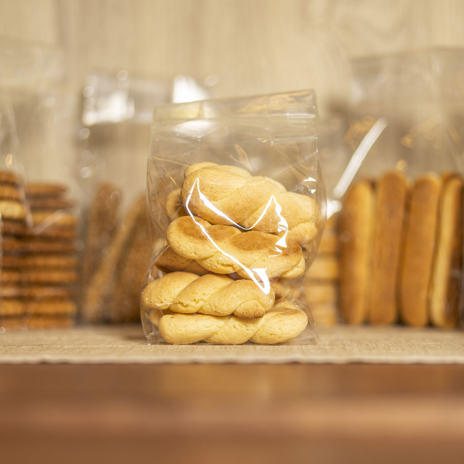 trecce senza glutine con sfondo altri biscotti tipici Siciliani